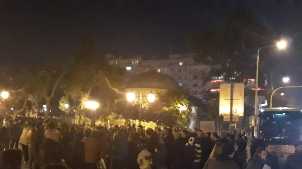 Με νταούλια, τραγούδια και σημαίες αναχωρούν οι πρώτοι διαδηλωτές για το συλλαλητήριο, από την Θεσσαλονίκη